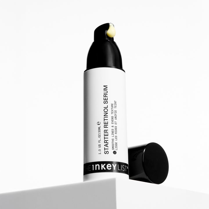 The INKEY List Starter Retinol Serum 30 ml utjevnende ansiktsserum i hvit pumpeflaske med en gul dråpe