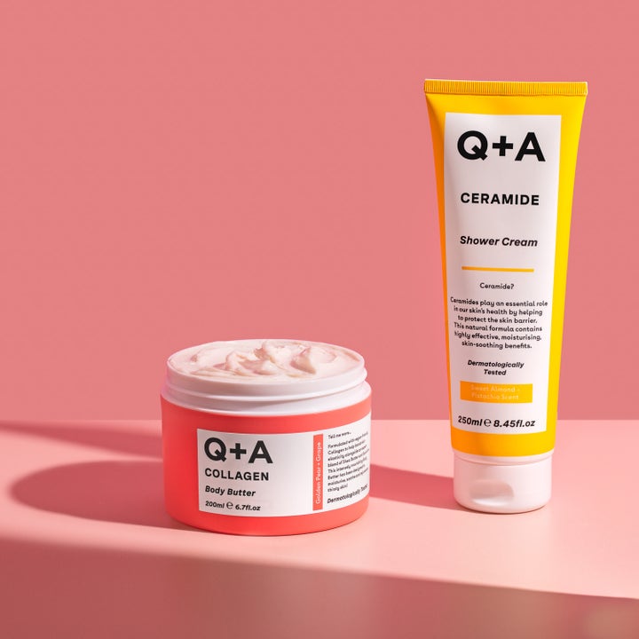 Q+A Ceramide Shower Cream 250 ml fuktighetsgivende dusjsåpe i gul tube ved siden av en åpen krukke med krem