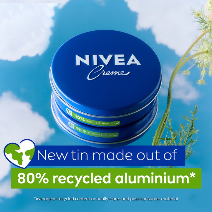 NIVEA Creme 150 ml fuktighetskrem i blå boks av 80 % resirkulert aluminium mot blå himmel