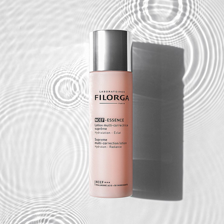 Filorga NCEF-Essence Supreme Multi-correction Lotion 150 ml fuktgivende essence i rosa flaske med sølvlokk.