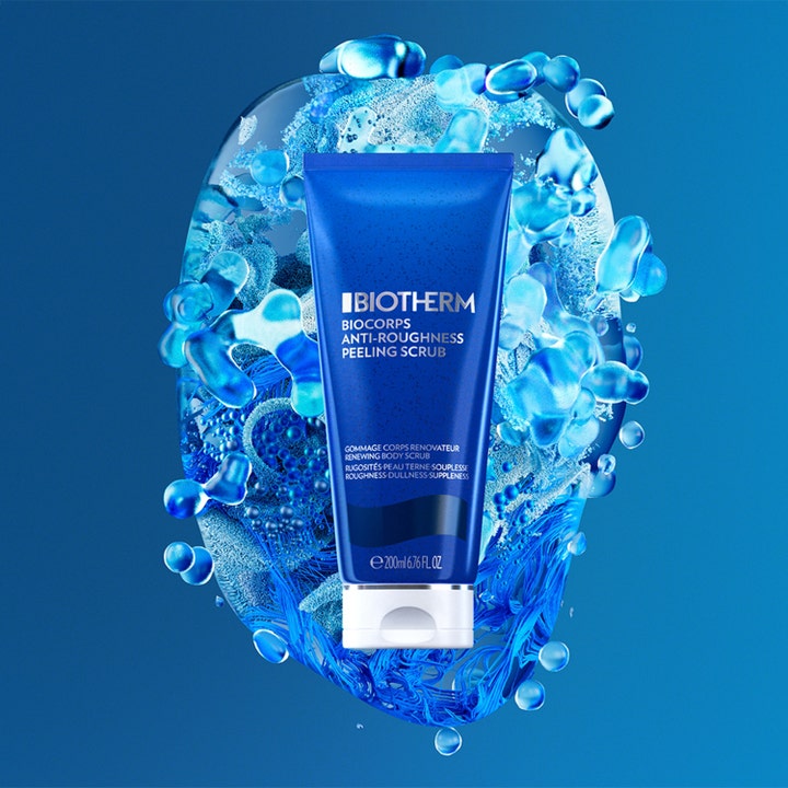 Biotherm Biocorps Body Scrub 200 ml eksfolierende kroppsskrubb i blå tube omgitt av friske blå vannbobler