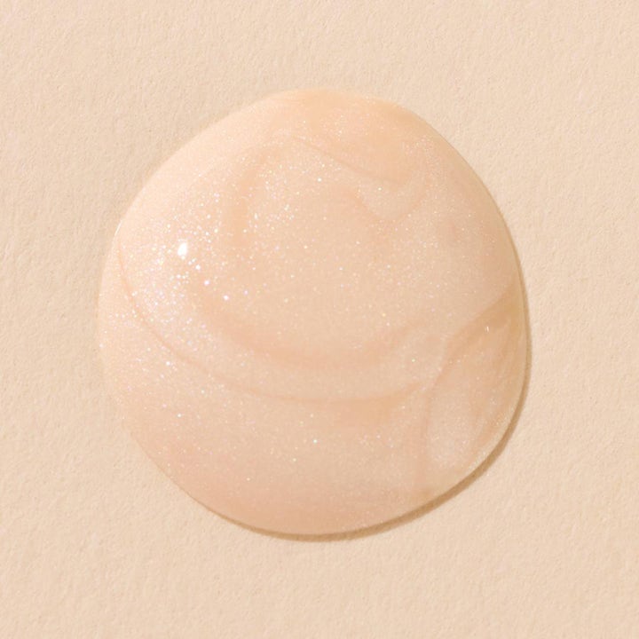 Hickap Pearl Glow Serum 30 ml glødgivende serum vist som en skimrende ferskenfarget tekstur med perlemorskinn