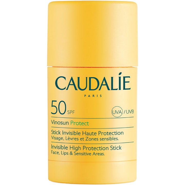 Caudalie Vinosun Protect SPF 50 Invisible High Protection Stick gir usynlig solbeskyttelse i gul stift.