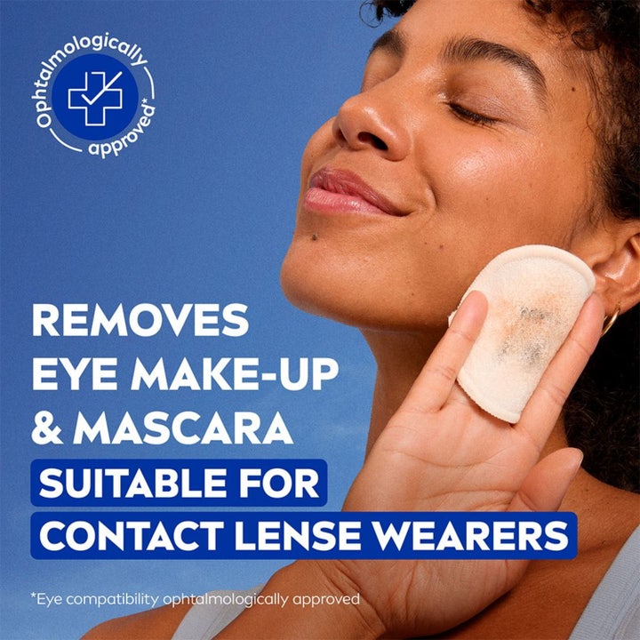 NIVEA Double Effect Eye Make-up Remover 125 ml fjerner mascara skånsomt vist med bomullspad på kvinne