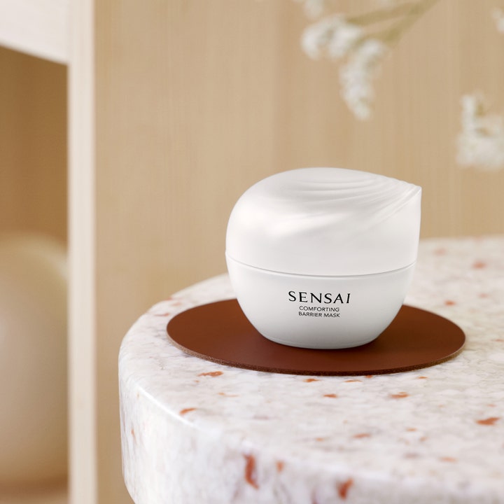 Sensai Comforting Barrier Mask 60 ml beroligende ansiktsmaske som gir fuktighet i hvit krukke med bølgeformet lokk