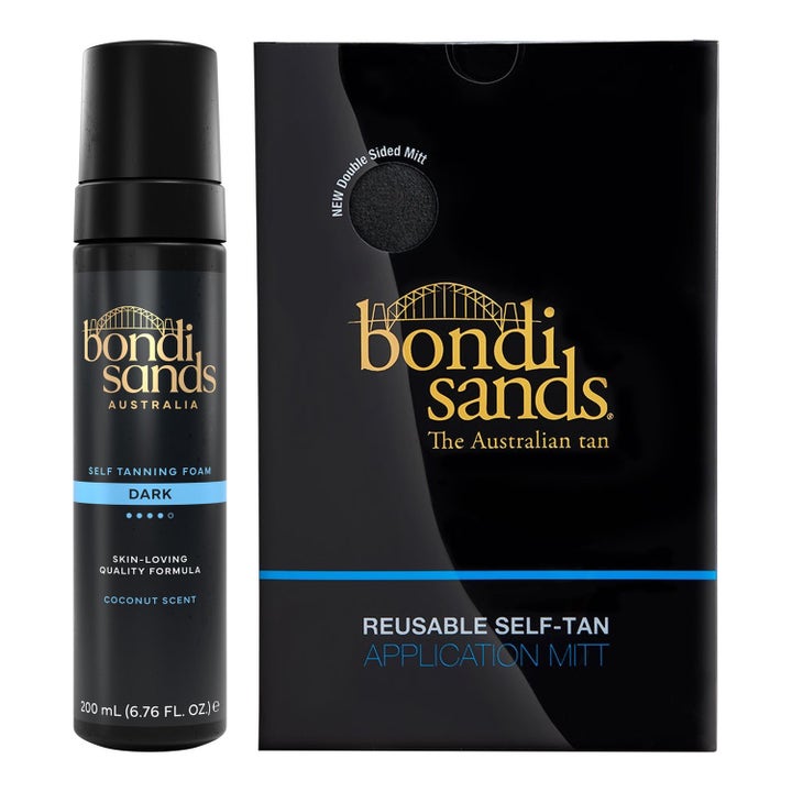 Bondi Sands Self Tanning Foam Dark 200ml og påføringshanske gir dyp farge i svart flaske og eske med blå detaljer.