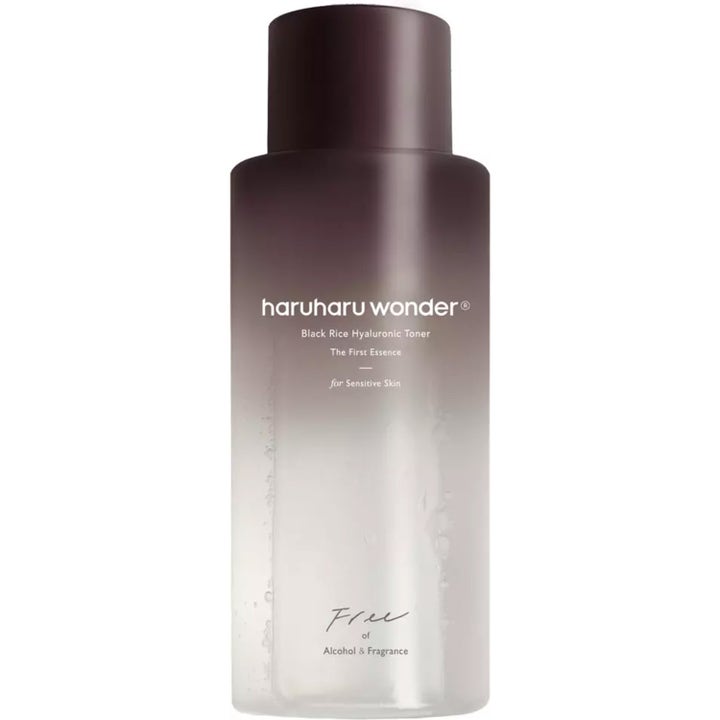Haruharu Wonder Black Rice Hyaluronic Toner fuktighetsgivende toner for sensitiv hud i lilla gradientflaske.