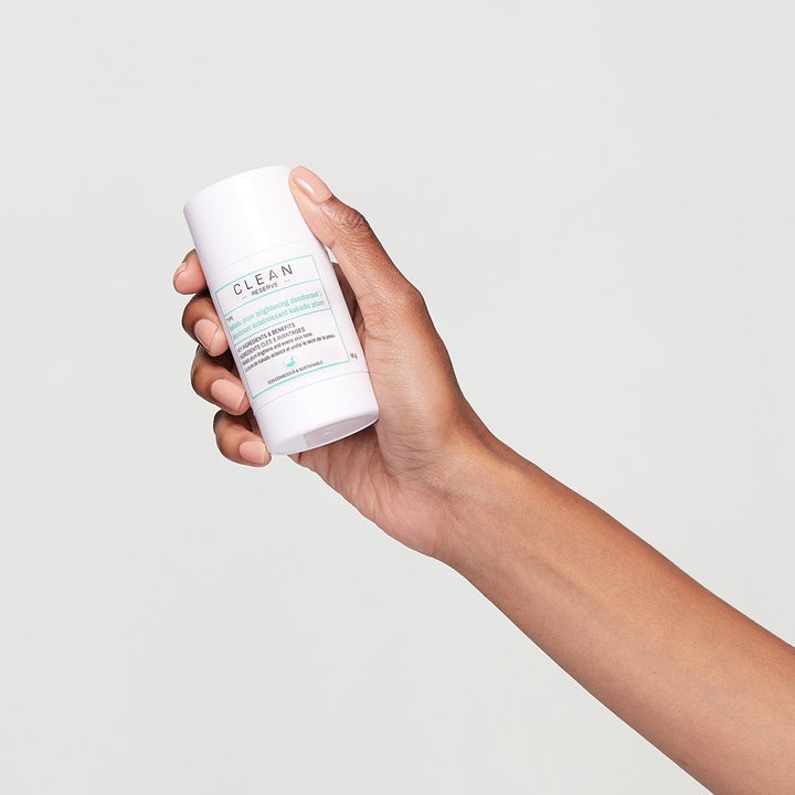 Clean Reserve Kakadu Plum Brightening Deostick 56 g opplysende deodorantstift i hvit hylse som holdes i en hånd