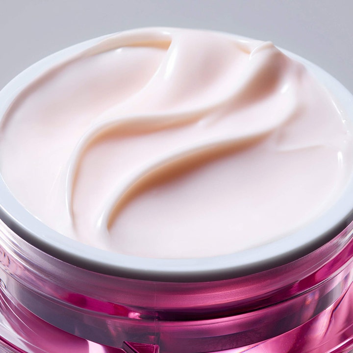 Estée Lauder Resilience Multi-Effect 50 ml dagkrem med rik og glatt lyserosa tekstur i en rosa glasskrukke