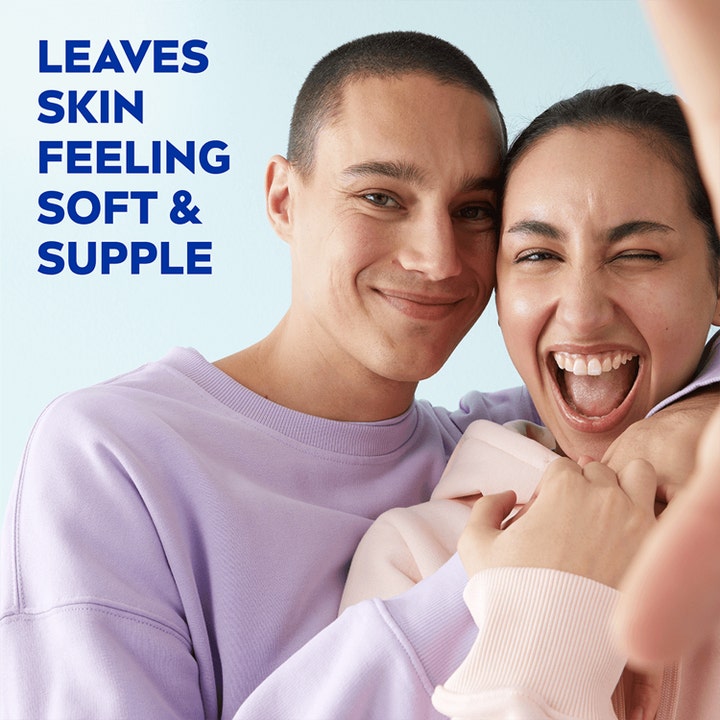 NIVEA Soft 300 ml fuktighetskrem gir myk hud med to glade personer og teksten Leaves skin feeling soft & supple.