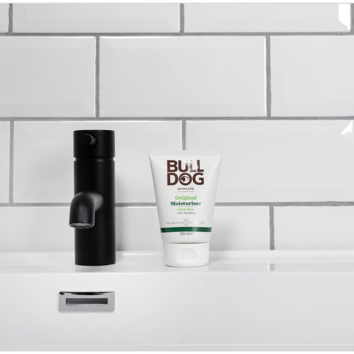 Bulldog Original Moisturiser 100 ml fuktighetskrem med aloe vera i hvit tube på servant ved en sort kran