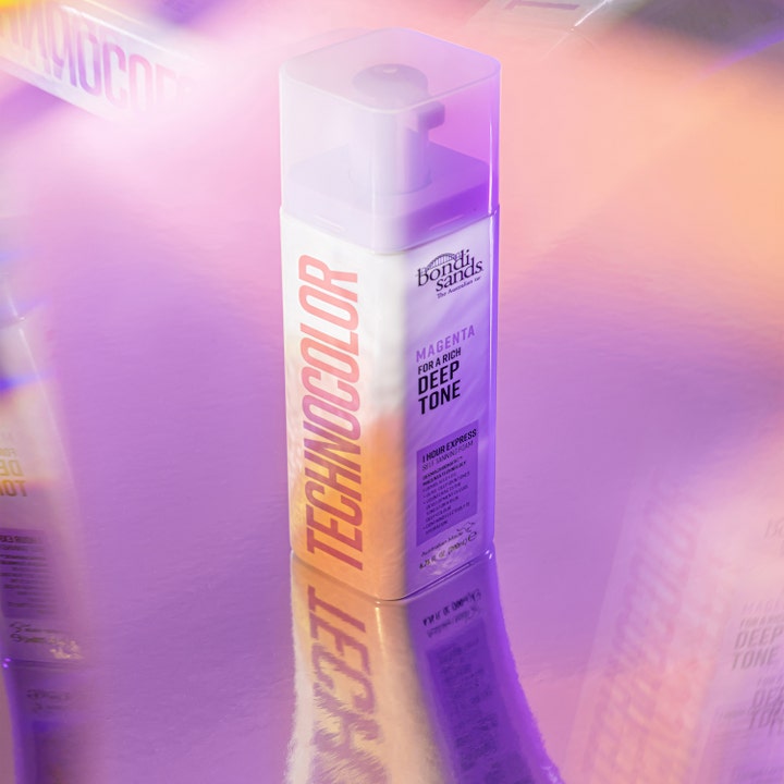 Bondi Sands Technocolor Self Tanning Face Serum Magenta 50 ml gir dyp glød i hvit pumpeflaske på lilla refleksjon