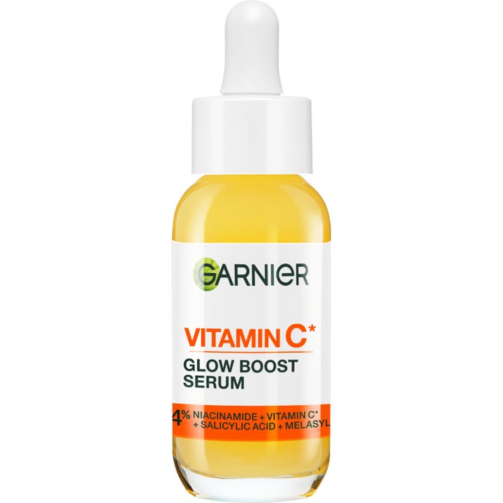 Garnier SkinActive Vitamin C Glow Boost Serum 30 ml gir glød i en glassflaske med hvit pipette.
