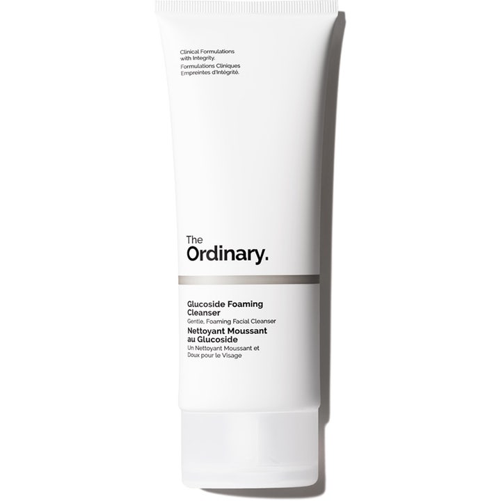 The Ordinary Glucoside Foaming Cleanser 150ml skånsom ansiktsrens i hvit tube som gir en ren og klar hud.