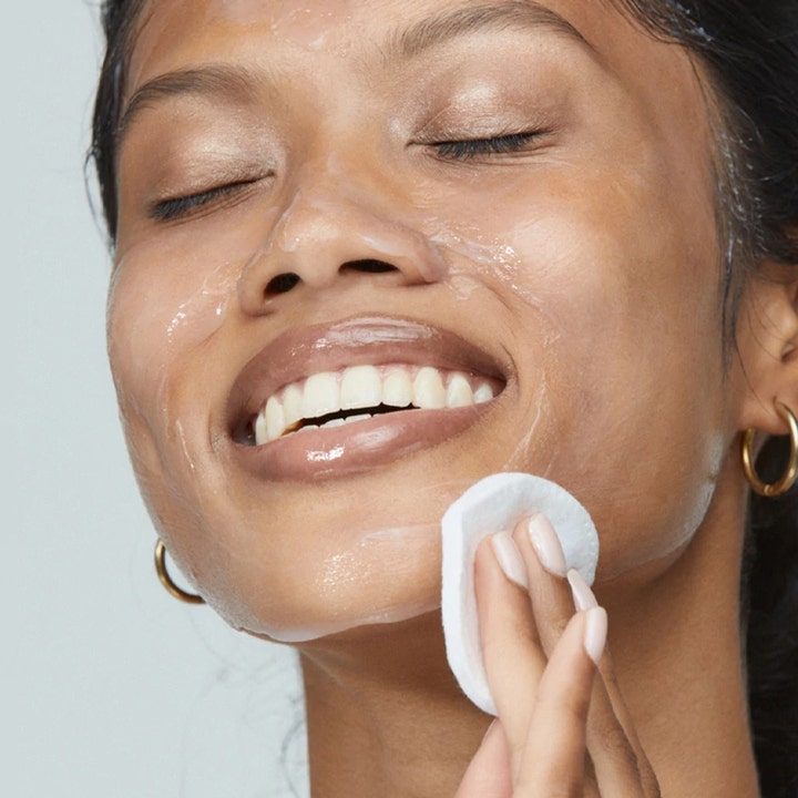 Dermalogica UltraCalming Cleanser 250 ml beroligende rengjøringsgelé som påføres ansiktet med en hvit bomullspad.