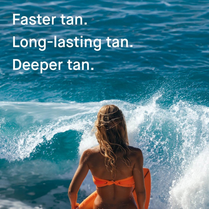 EVY Technology Daily Tan Activator & After Sun hudpleie med teksten Faster tan og kvinne med surfebrett.