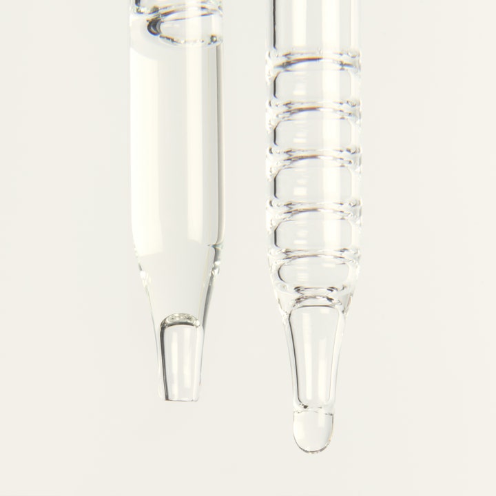 Bronza Glow Drops 30 ml tanning drops gir glød med en klar flytende tekstur i glasspipetter