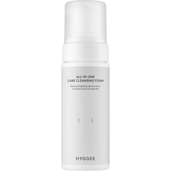 HYGGEE All-In-One Care Cleansing Foam fuktighetsgivende renseskum i hvit flaske med pumpe og frostet kork