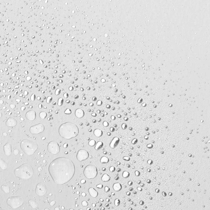 Dermalogica Multi-Active Toner Duo fuktighetsgivende toner med en frisk tekstur av klare vanndråper på lys flate