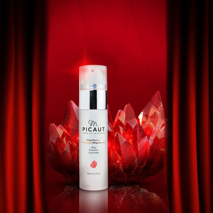 M Picaut Ruby Passion Probiotic Lifting Serum 30 ml oppstrammende ansiktsserum med ceramider foran røde krystaller.
