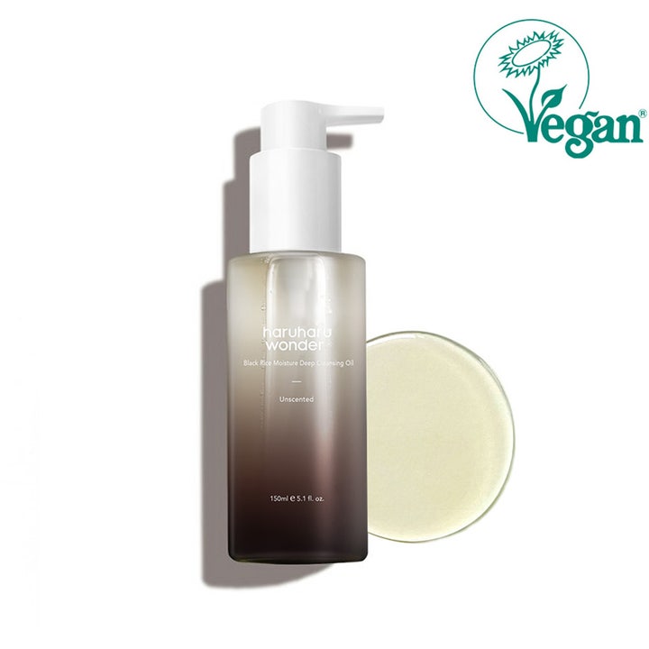 haruharu wonder Black Rice Moisture Deep Cleansing Oil 150 ml vegansk ansiktsrens i tonet flaske med synlig oljetekstur.