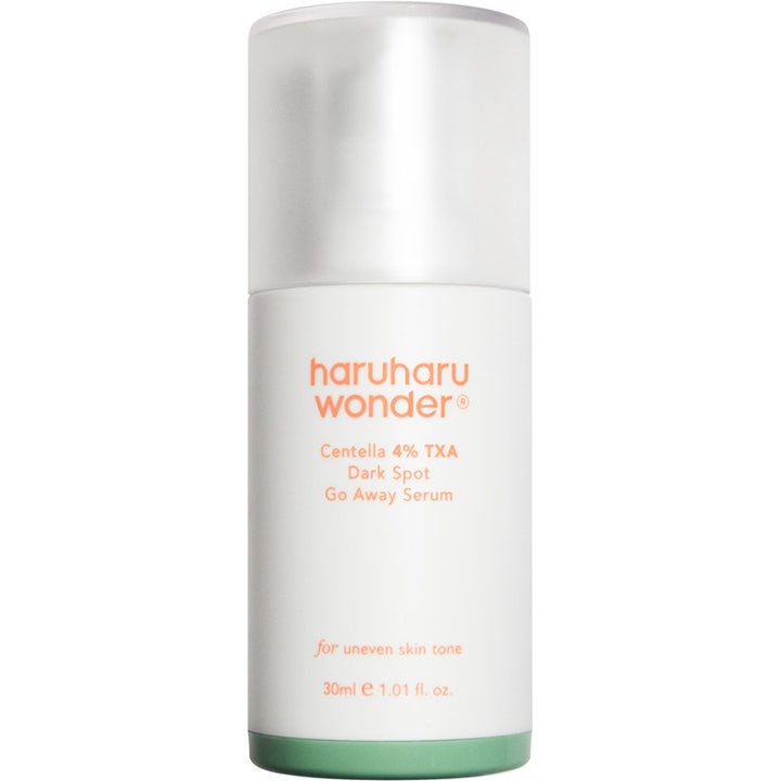 haruharu wonder Centella 4% TXA Dark Spot Go Away Serum 30 ml i hvit pumpeflaske med grønn bunn og frostet lokk
