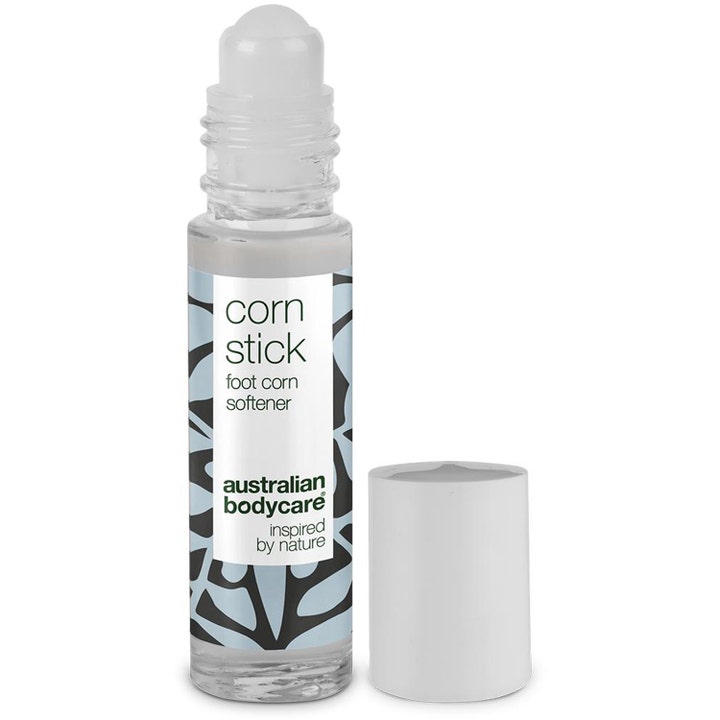 Australian Bodycare Corn Stick mykgjørende fotpleie i klar roll-on flaske med hvit etikett og sort bladmønster