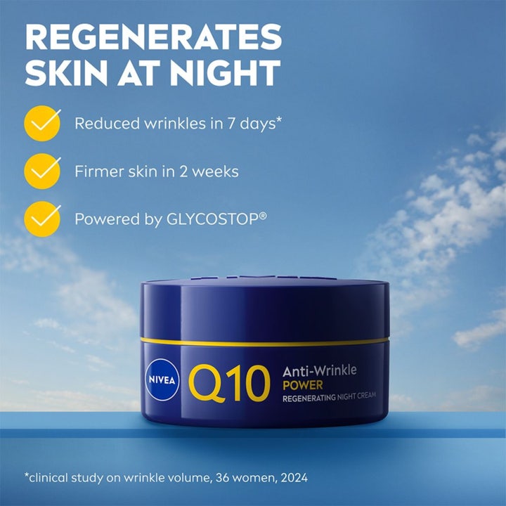 NIVEA Q10 Power Replenishing Night Cream 50 ml nattkrem som reduserer rynker i blå krukke mot en blå himmel.