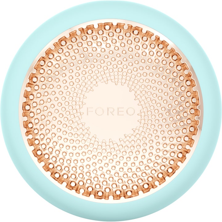 Foreo UFO 3 ansiktsbehandling gir dyp fuktighet med en rund mintgrønn silikonenhet og riflet rosegullplate.