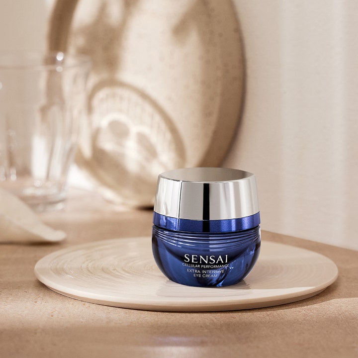 Sensai Cellular Performance Extra Intensive Eye Cream 15 ml intensiv øyekrem i blå glasskrukke med sølvlokk på et fat