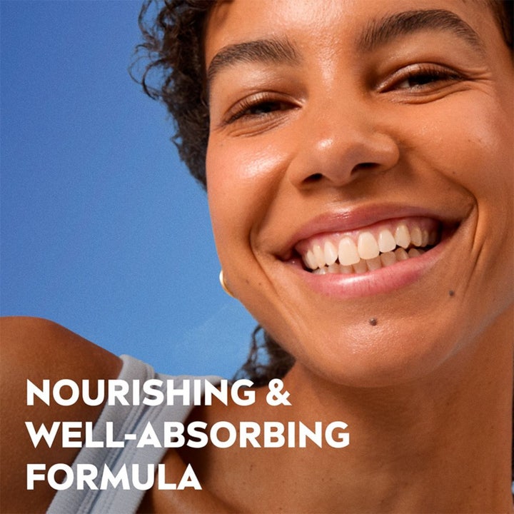 NIVEA Caring Day Cream SPF15 50 ml fuktighetsgivende dagkrem på smilende kvinne med sunn og glødende hud.