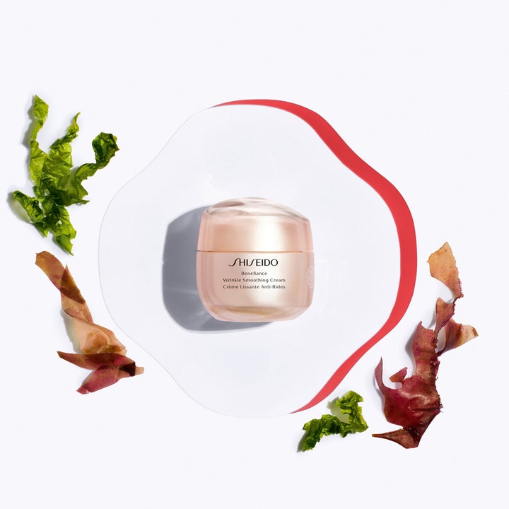 Shiseido Benefiance Wrinkle Smoothing Cream 50 ml rynkereduserende dagkrem i krukke omgitt av grønne og røde alger