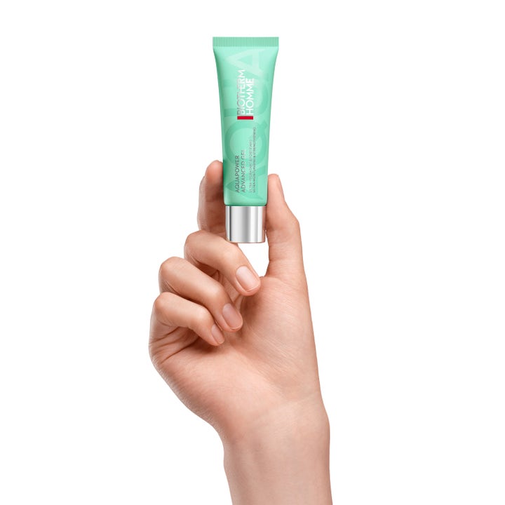 Biotherm Aquapower Advanced Gel 30 ml fuktighetsgivende ansiktsgel i en liten mintgrønn tube med sølvkork holdt i hånden
