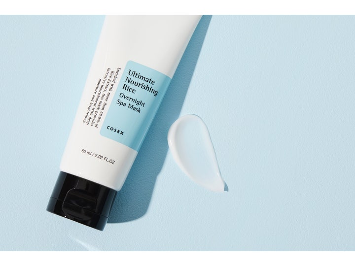 COSRX Ultimate Nourishing Rice Overnight Spa Mask 60 ml nattmaske med hvit kremet konsistens ved siden av tube