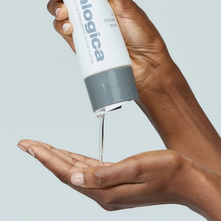 Dermalogica Special Cleansing Gel 500 ml ansiktsrens med klar gel som helles fra en hvit tube i en hånd