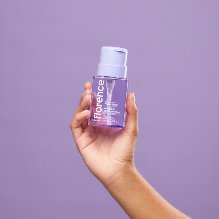 Florence by Mills Spotlight Toner Series 2 Clear The Way 185 ml i lilla flaske som holdes i en hånd