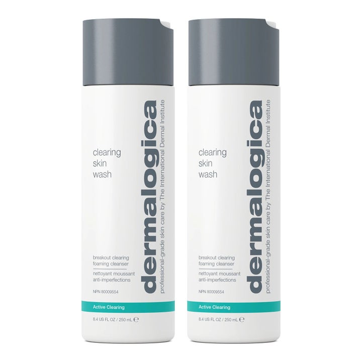 Dermalogica Clearing Skin Wash 250 ml ansiktsrens mot kviser i to hvite flasker med grå kork.