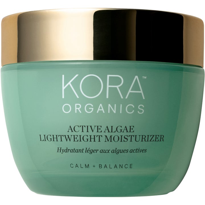 Kora Organics Active Algae Lightweight Moisturizer beroligende ansiktskrem i grønn krukke med skinnende gullokk.