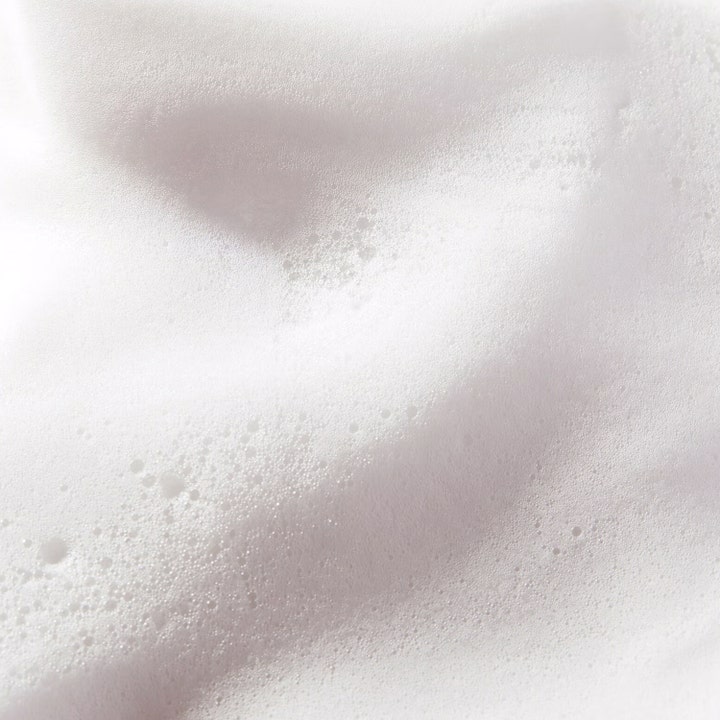 Nuxe Very Rose Cleansing Foam 150 ml rengjøringsskum gir ren hud og viser en luftig hvit tekstur med små bobler