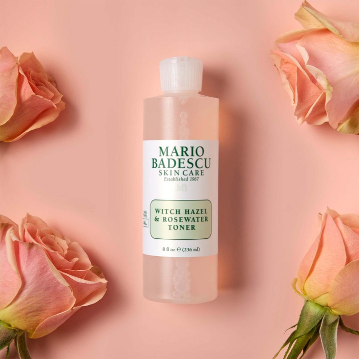 Mario Badescu Witch Hazel & Rosewater Toner 236 ml fuktighetsgivende toner i frostet flaske med ekte rosa roser.