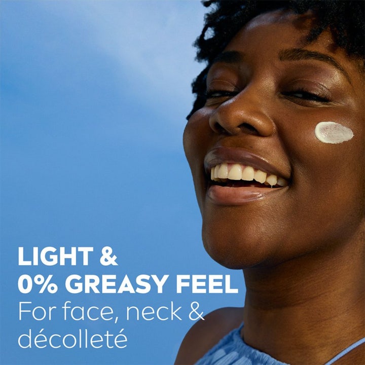 NIVEA UV Face Luminous630 40 ml solkrem SPF 50+ med to smilende kvinner som viser reduserte solflekker.