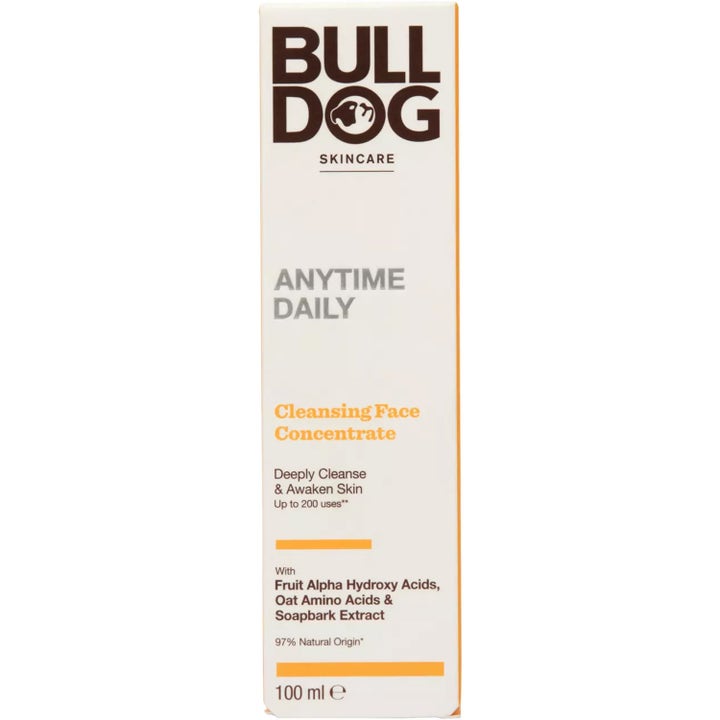 Bulldog Anytime Daily Cleansing Face Concentrate 100 ml dyprensende ansiktsrens i hvit pappeske med oransje detaljer