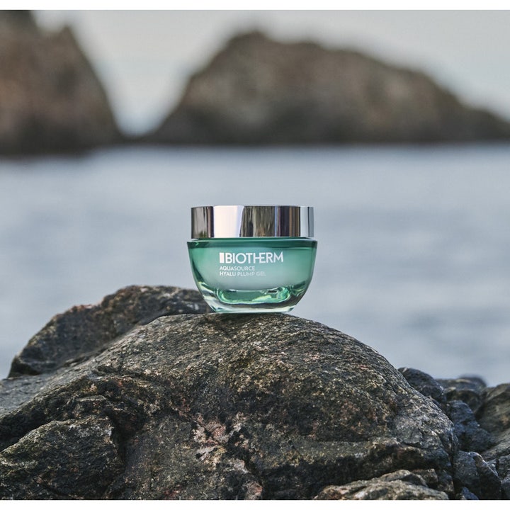 Biotherm Aquasource Hyalu Plump Gel 30 ml fuktgivende dagkrem i grønn glasskrukke på en stein ved havet