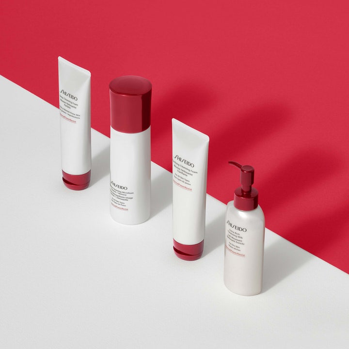 Shiseido Defend Preparation Cleansing Microfoam 180 ml rengjøringsskum vist i en produktserie på hvit og rød bakgrunn