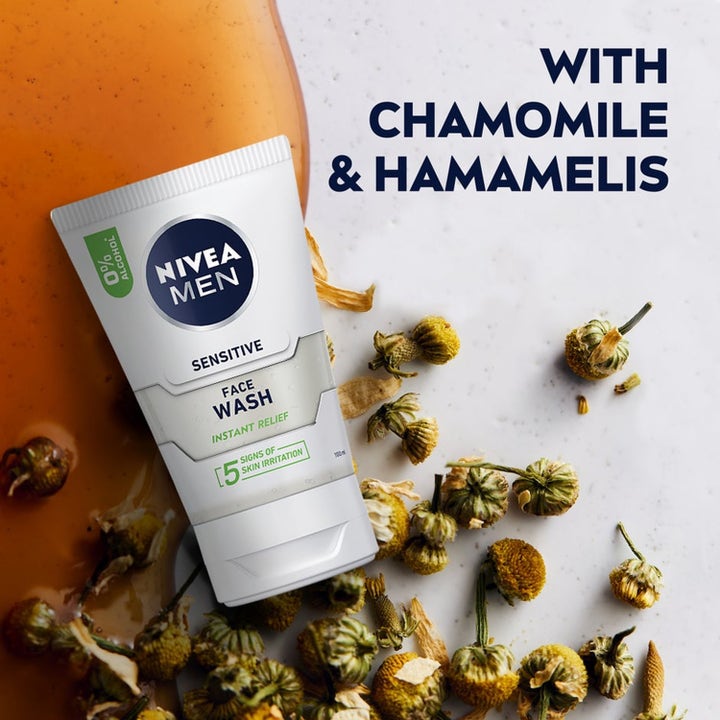 NIVEA MEN Sensitive Face Wash 100 ml ansiktsvask som lindrer hudirritasjon med kamille og hamamelis