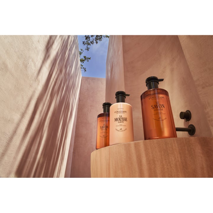 L'Occitane en Provence Shea Cream Hand Wash 500 ml fuktighetsgivende håndsåpe i beige pumpeflaske i varmt sollys