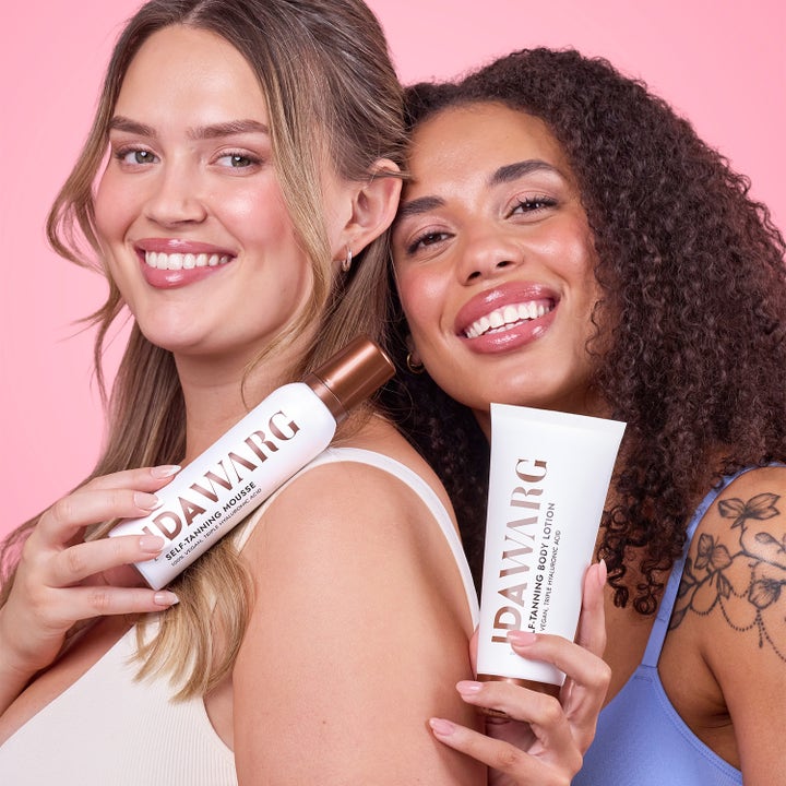 Ida Warg Beauty Self-Tanning Mousse 150 ml gir glød vist med to smilende kvinner i en lifestyle-setting