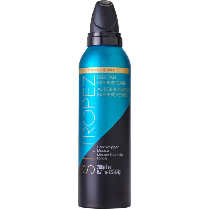 St.Tropez Self Tan Express Dark Whipped Mousse 200 ml gir dyp farge i en blå og sort metallflaske med pumpe.