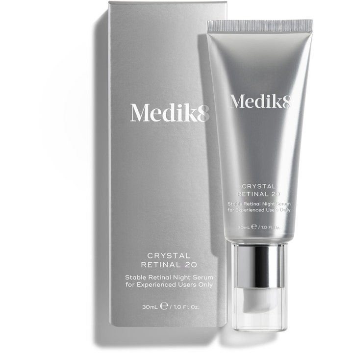 Medik8 Crystal Retinal 20 30 ml nattserum med retinal i sølvfarget tube med pumpe og matchende eske