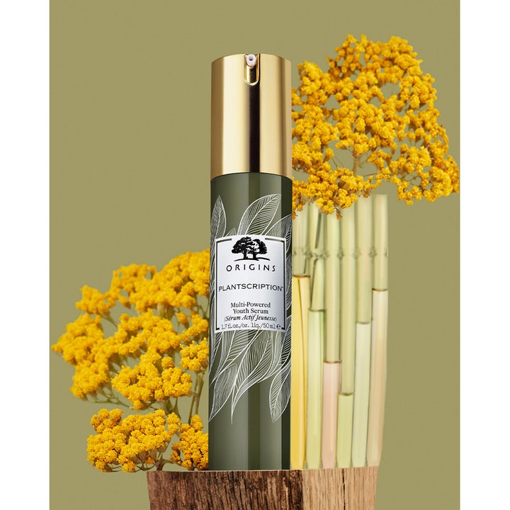 Origins Plantscription Multi-Powered Youth Serum 50 ml i grønn flaske med gulldetaljer og gule blomster